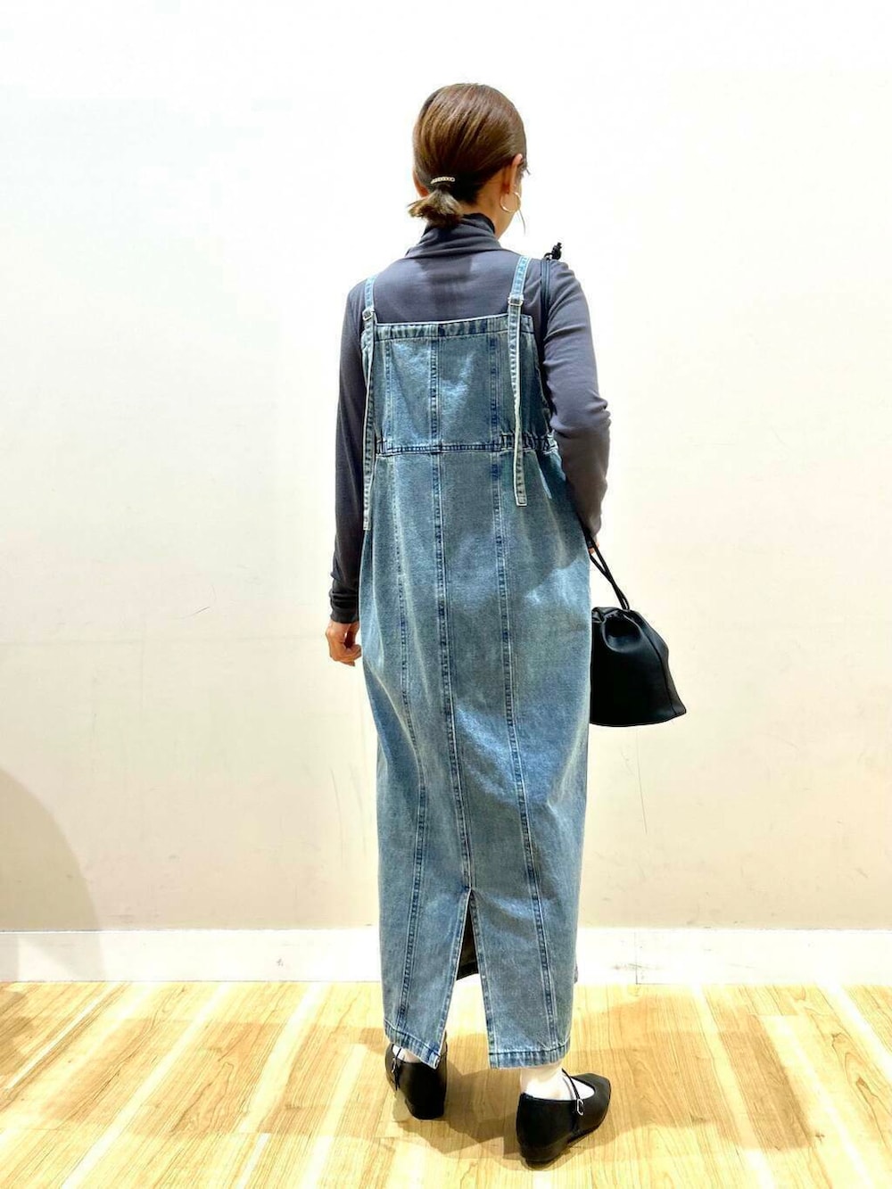 ブルー系のワンピース、ブラック系のパンプス、グレー系のTシャツ/カットソーを着用したレディースの春コーディネートの5枚目の写真