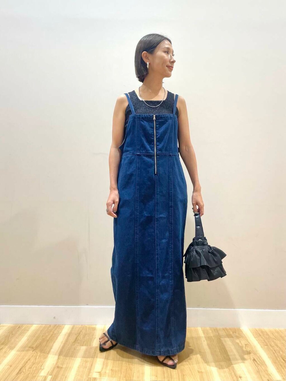 ブラック系のショルダーバッグ、ブルー系のワンピース、ホワイト系のシャツ/ブラウスを着用したレディースの秋コーディネートの4枚目の写真