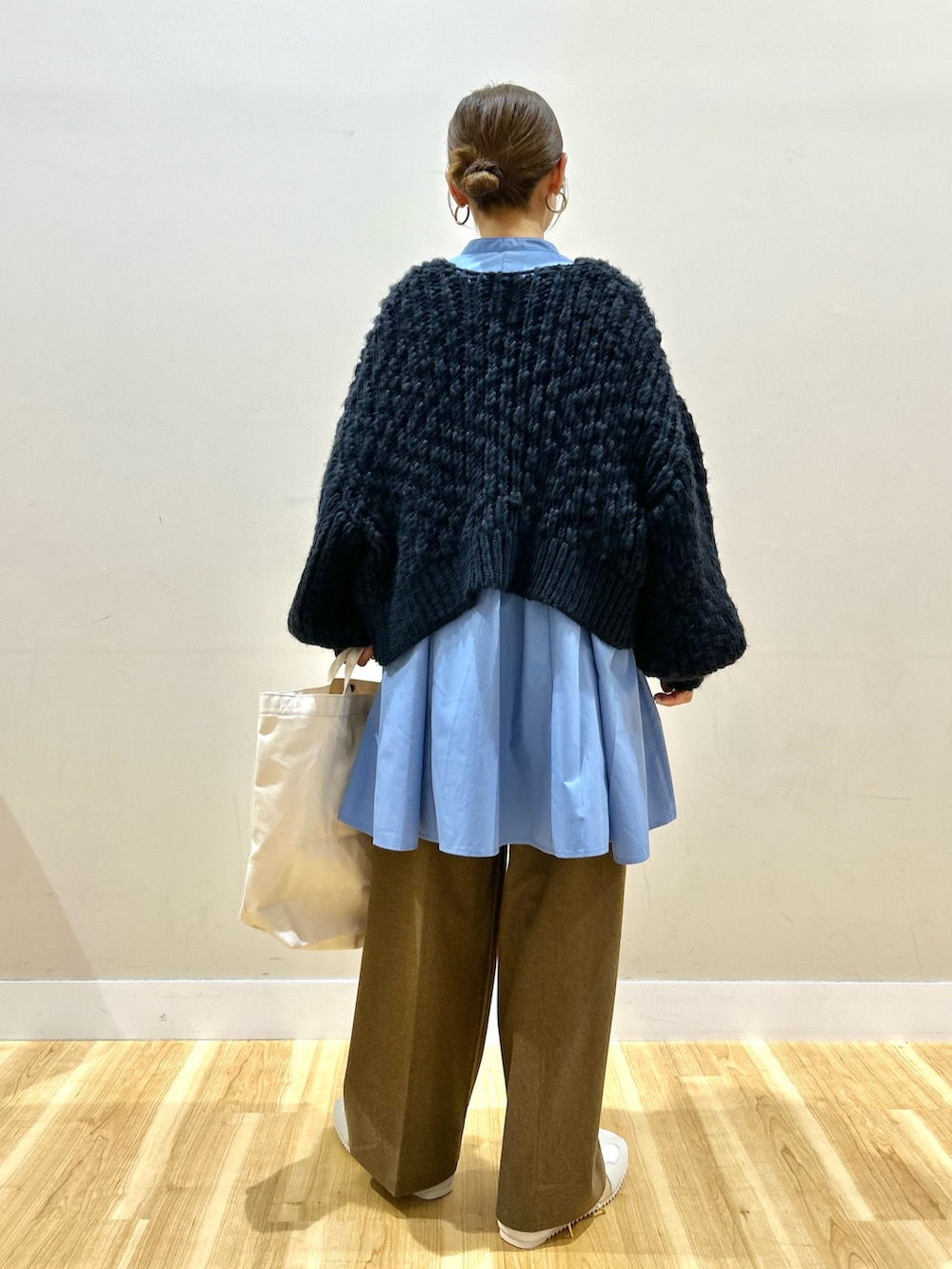 ブルー系のカーディガン/ボレロ、ブルー系のワンピース、ベージュ系のその他パンツを着用したレディースの冬コーディネートの3枚目の写真