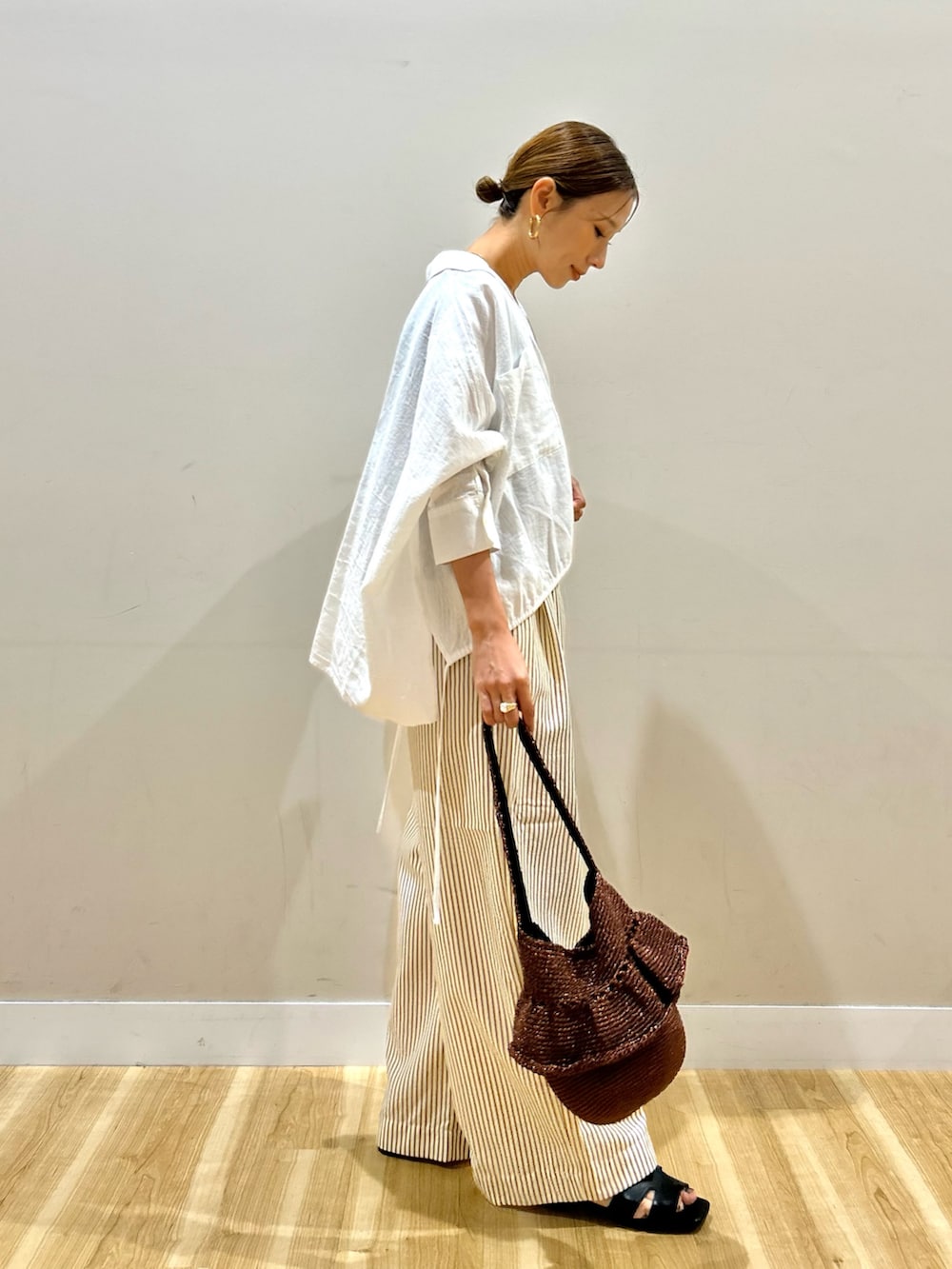 ホワイト系のシャツ/ブラウス、ブラウン系のその他パンツ、ブラウン系のニット/セーターを着用したレディースの夏コーディネートの4枚目の写真