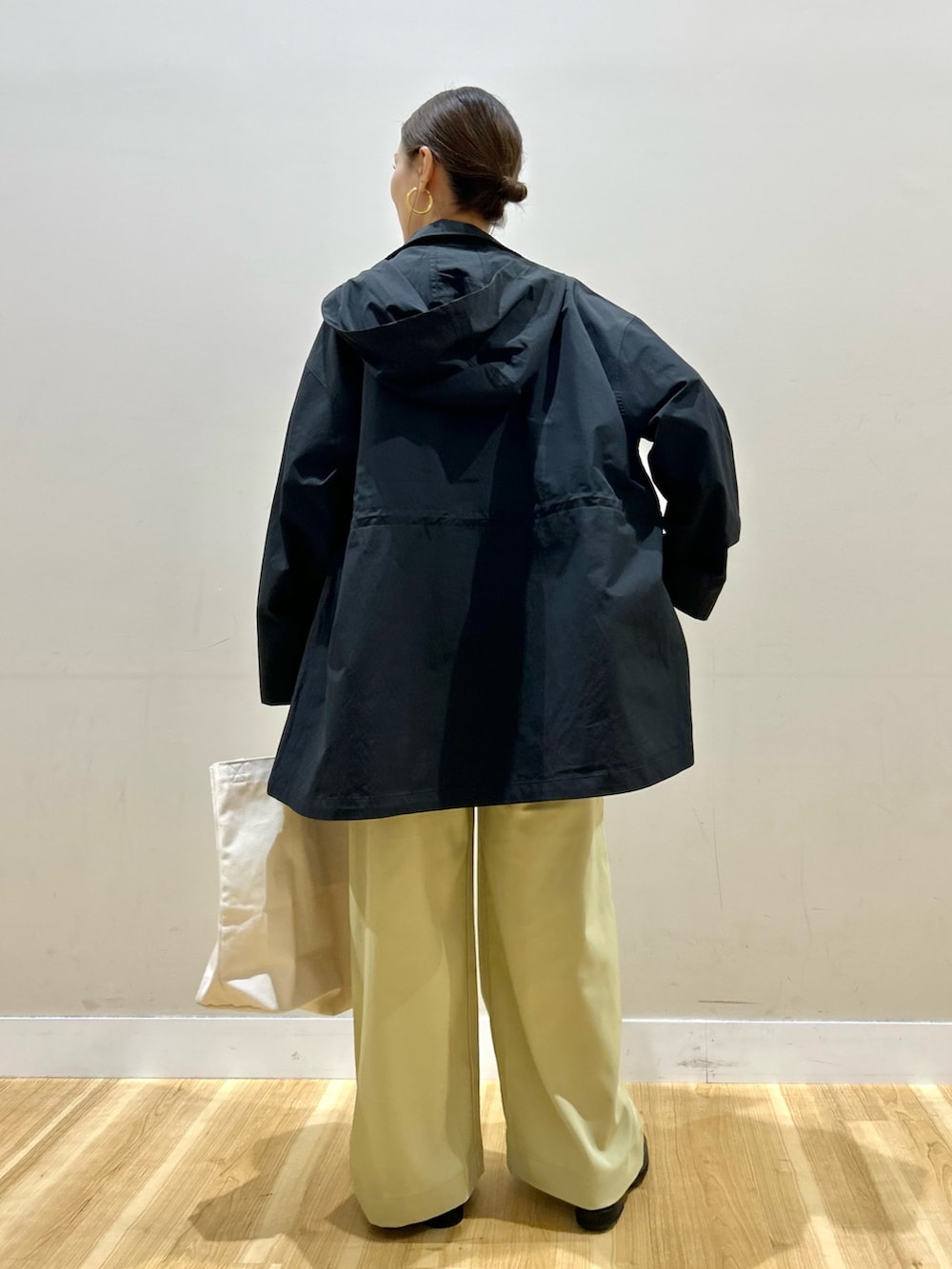 ブラック系のブルゾン、ホワイト系のスウェット、ベージュ系のその他パンツを着用したレディースの春コーディネートの3枚目の写真