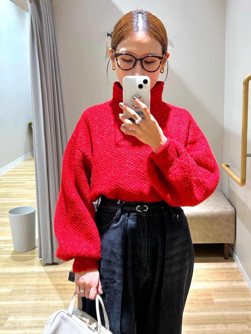 グレー系のその他アウター、レッド系のニット/セーター、ブラック系のデニムパンツを着用したレディースの冬コーディネートの8枚目の写真