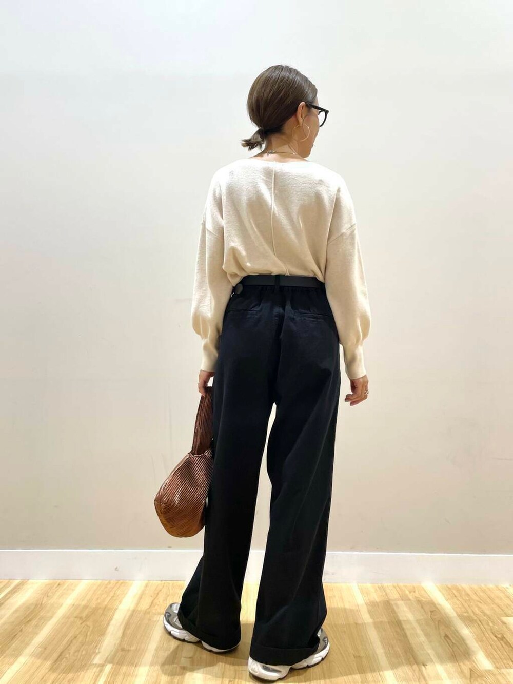 ホワイト系のニット/セーター、ブラウン系のハンドバッグ、ブラック系のその他アウターを着用したレディースの秋コーディネートの8枚目の写真