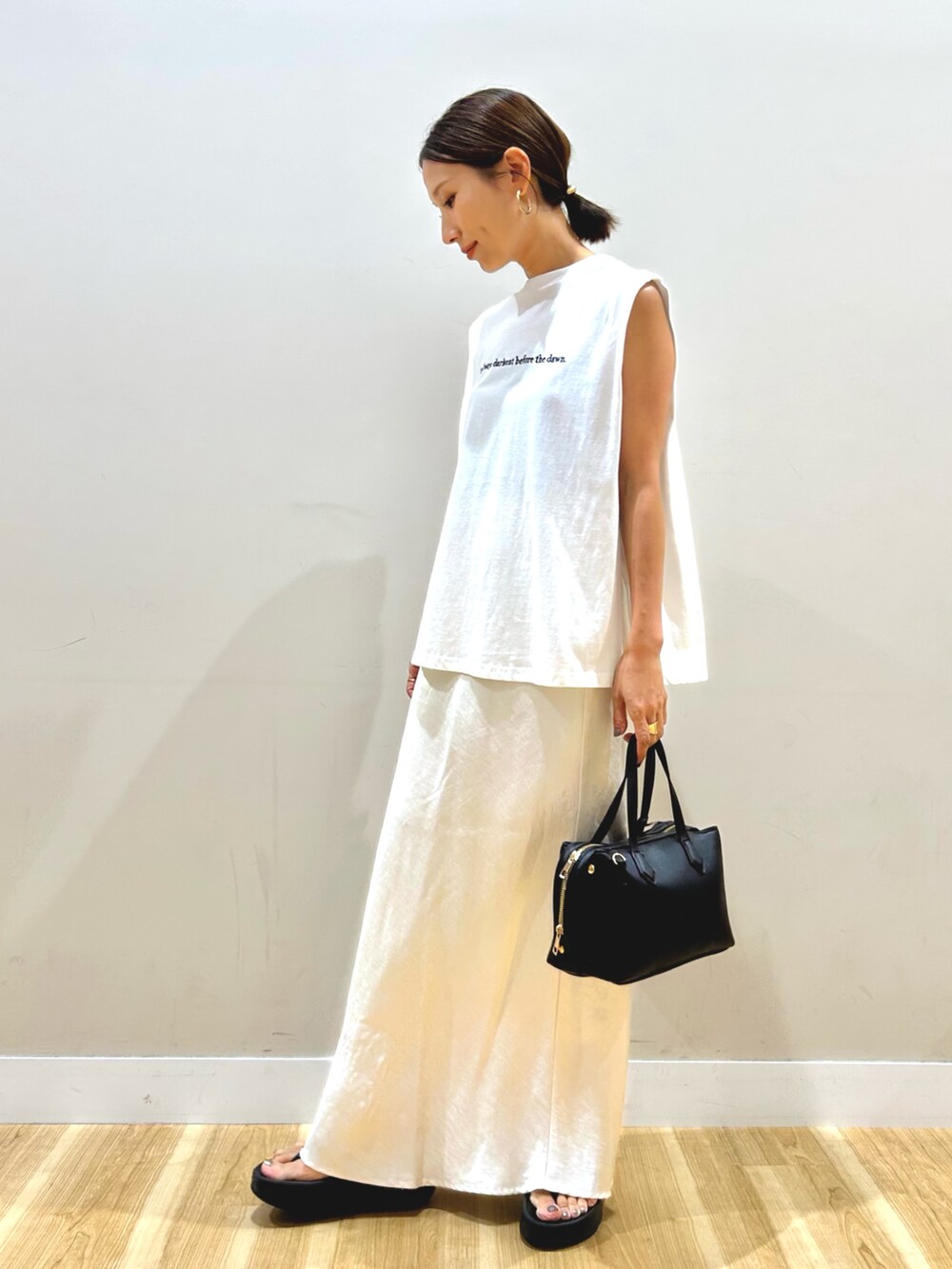 ブラウン系のその他アウター、ホワイト系のTシャツ/カットソー、ブラック系のトートバッグを着用したレディースの夏コーディネートの6枚目の写真