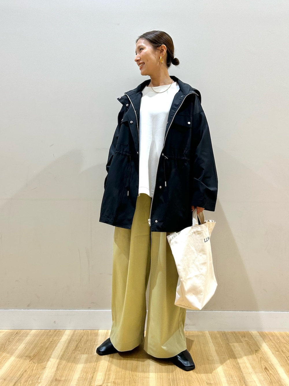 ブラック系のブルゾン、ホワイト系のスウェット、ベージュ系のその他パンツを着用したレディースの春コーディネートの7枚目の写真