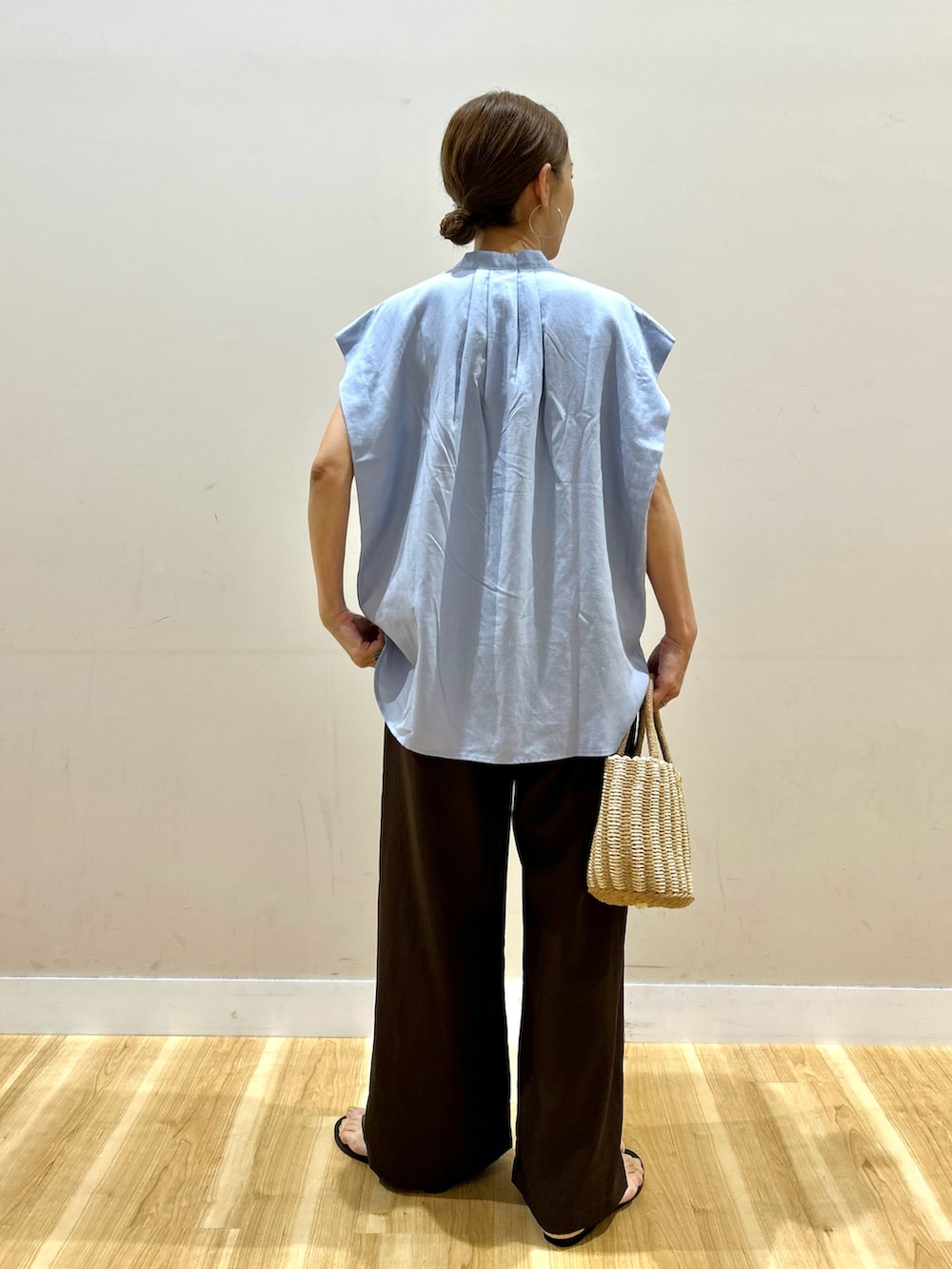 ブルー系のシャツ/ブラウス、ブラウン系のその他パンツ、グレー系のハンドバッグを着用したレディースの夏コーディネートの3枚目の写真