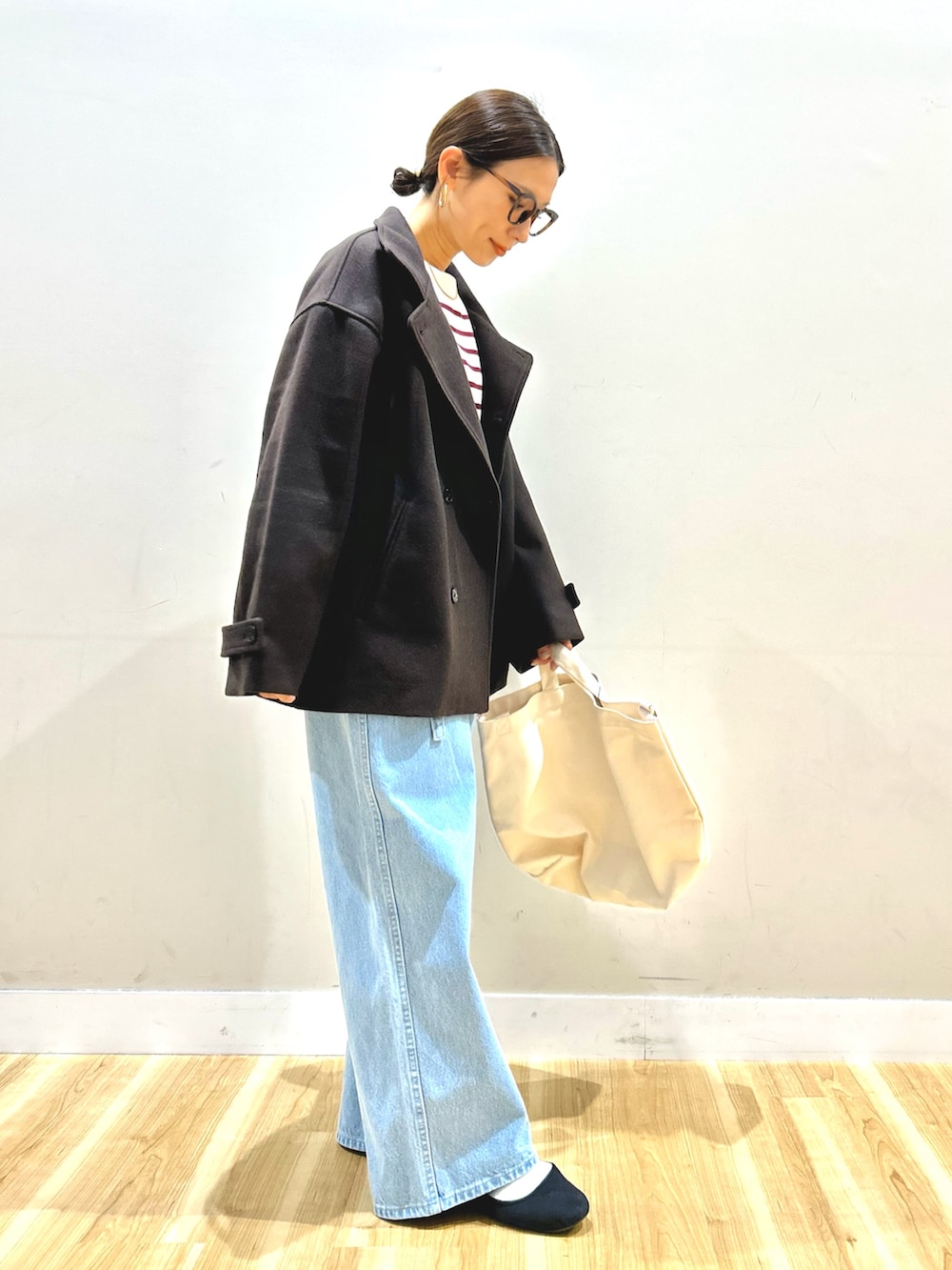 ブラウン系のその他アウター、その他のニット/セーター、ブルー系のデニムパンツを着用したレディースの冬コーディネートの3枚目の写真