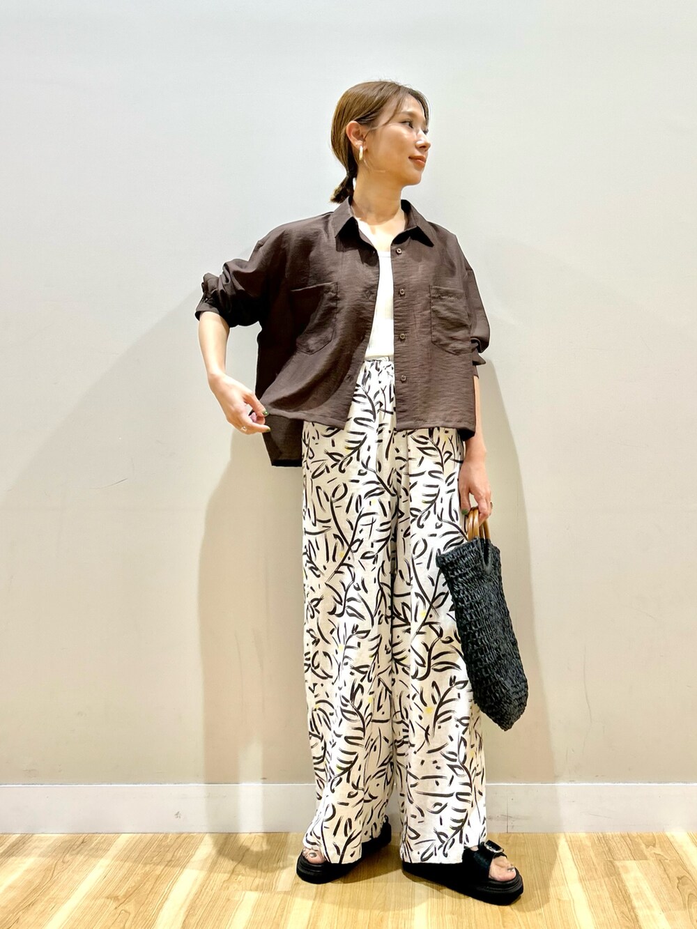 ブラウン系のシャツ/ブラウス、ホワイト系のタンクトップ、ホワイト系のその他パンツを着用したレディースの春コーディネートの2枚目の写真