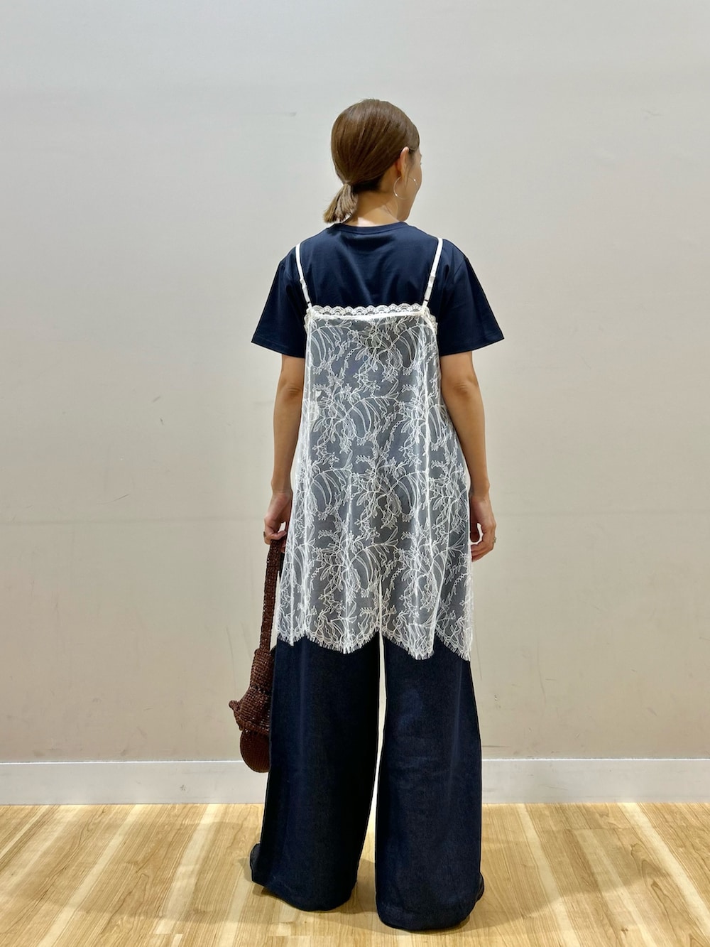 ホワイト系のキャミソール、ブルー系のTシャツ/カットソー、ブラウン系のショルダーバッグを着用したレディースの夏コーディネートの3枚目の写真