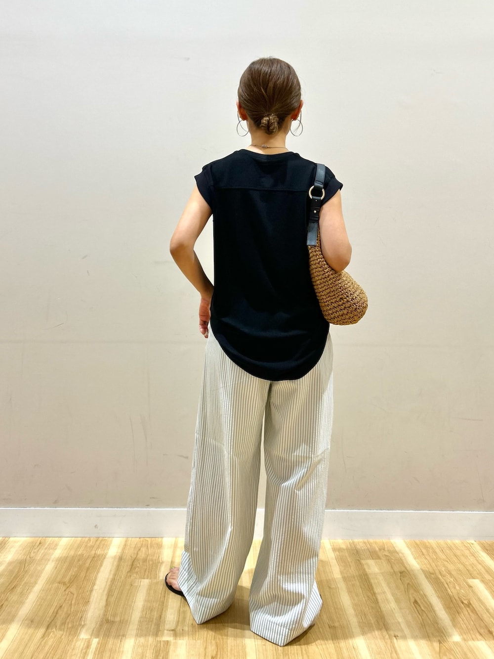 ブラック系のTシャツ/カットソー、ブルー系のその他パンツ、ブラック系のサンダルを着用したレディースの夏コーディネートの3枚目の写真