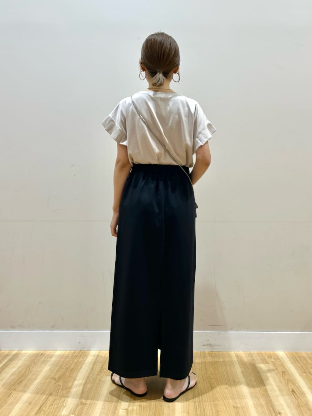 ベージュ系のTシャツ/カットソー、ブラック系のスカート、その他のショルダーバッグを着用したレディースの夏コーディネートの3枚目の写真