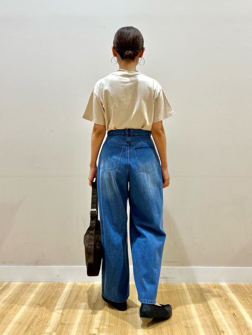 ブラック系のシャツ/ブラウス、ホワイト系のTシャツ/カットソー、ブルー系のその他パンツを着用したレディースの秋コーディネートの7枚目の写真