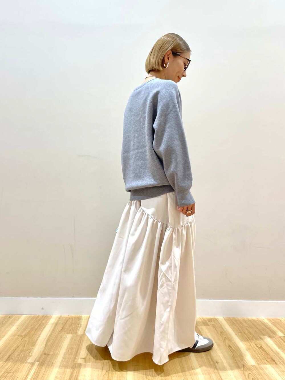 ブルー系のハンドバッグ、グレー系のワンピースを着用したレディースの秋コーディネートの3枚目の写真