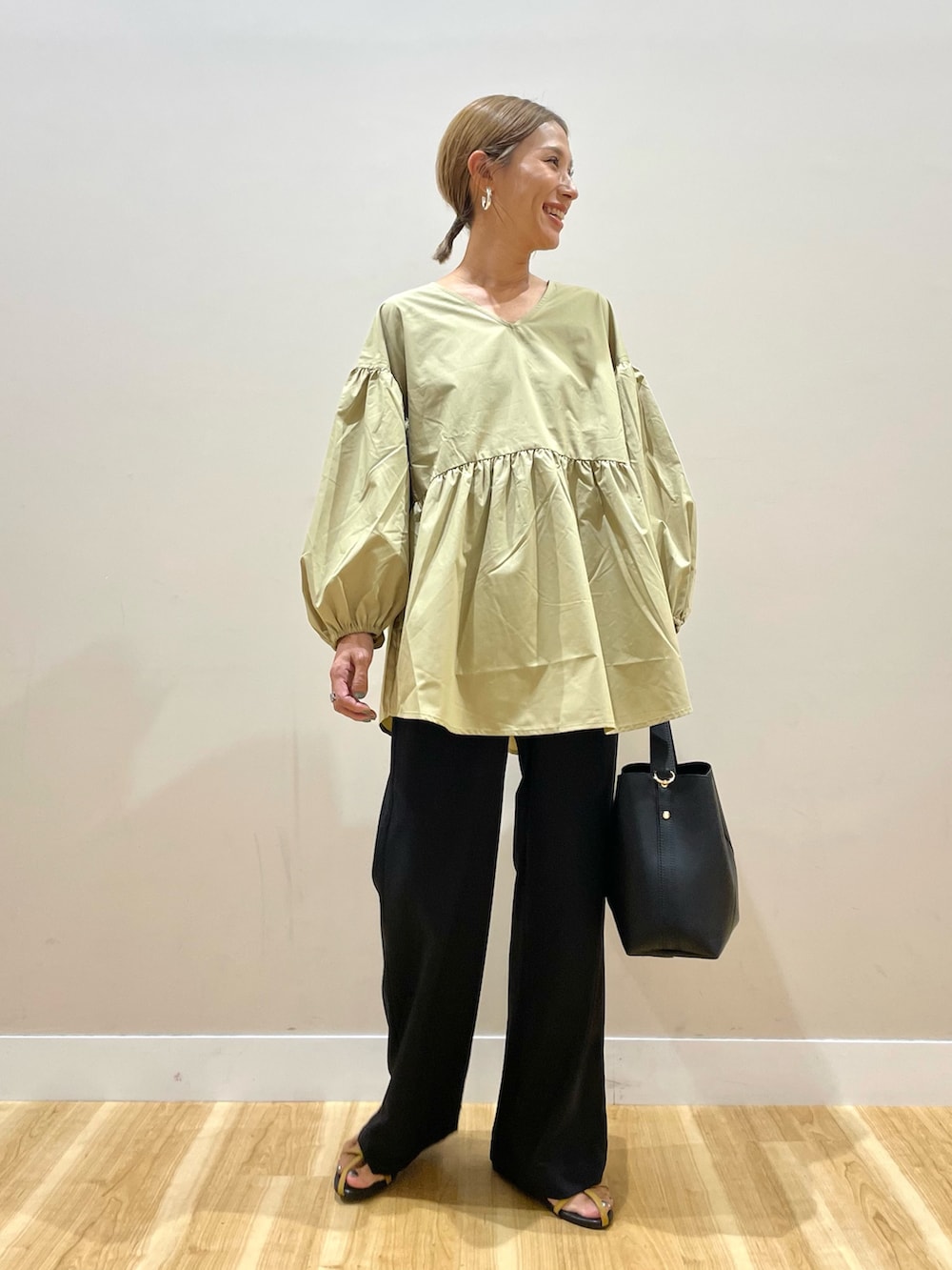 ベージュ系のシャツ/ブラウス、ブラック系のその他パンツを着用したレディースの夏コーディネートの2枚目の写真