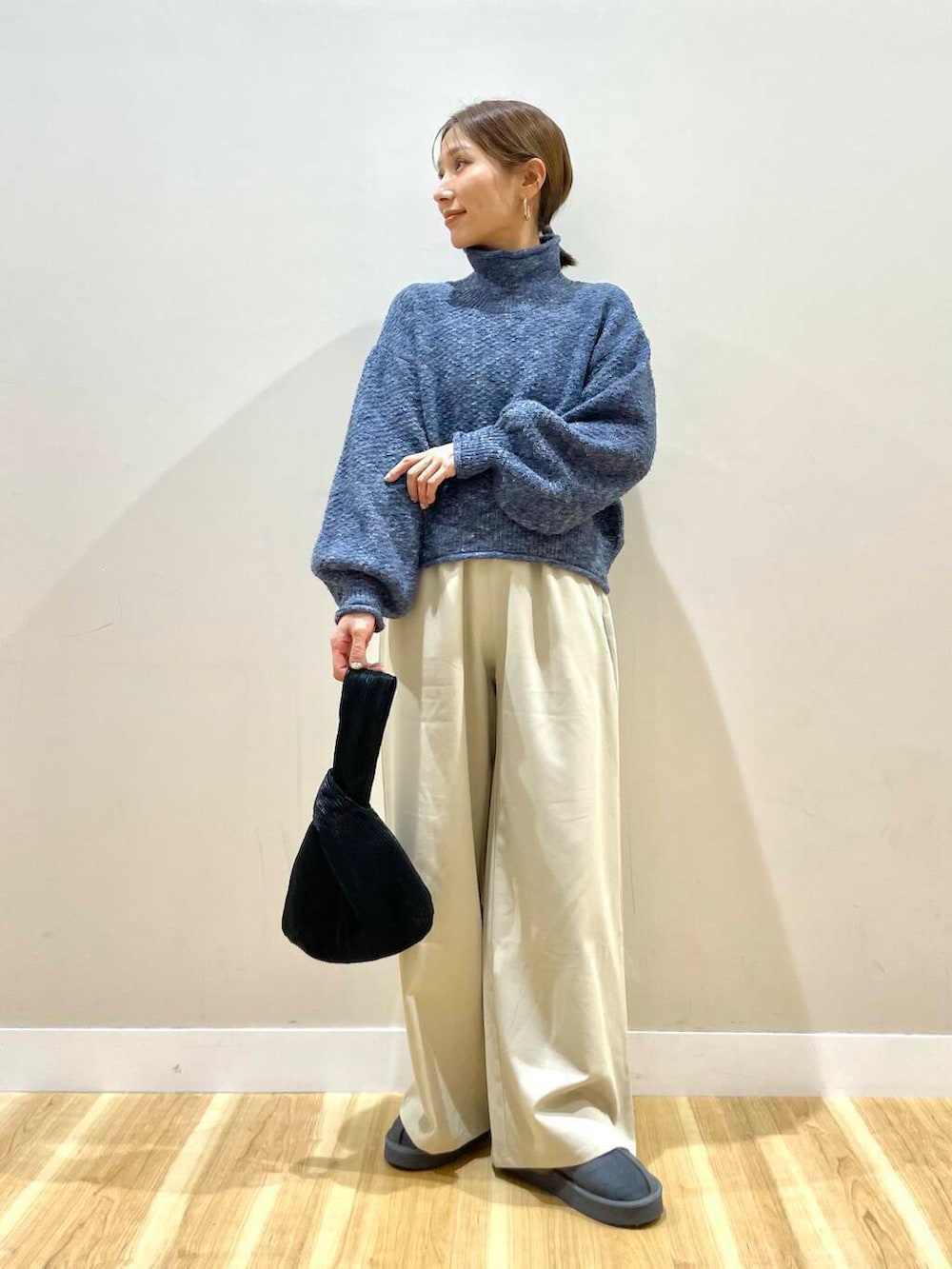 ブラック系のハンドバッグ、グレー系のその他アウター、グレー系のその他シューズを着用したレディースの冬コーディネートの5枚目の写真