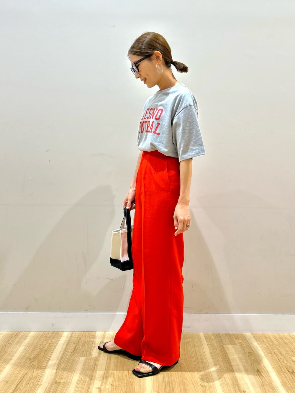 ブラック系のカーディガン/ボレロ、グレー系のTシャツ/カットソー、レッド系のその他パンツを着用したレディースの夏コーディネートの6枚目の写真