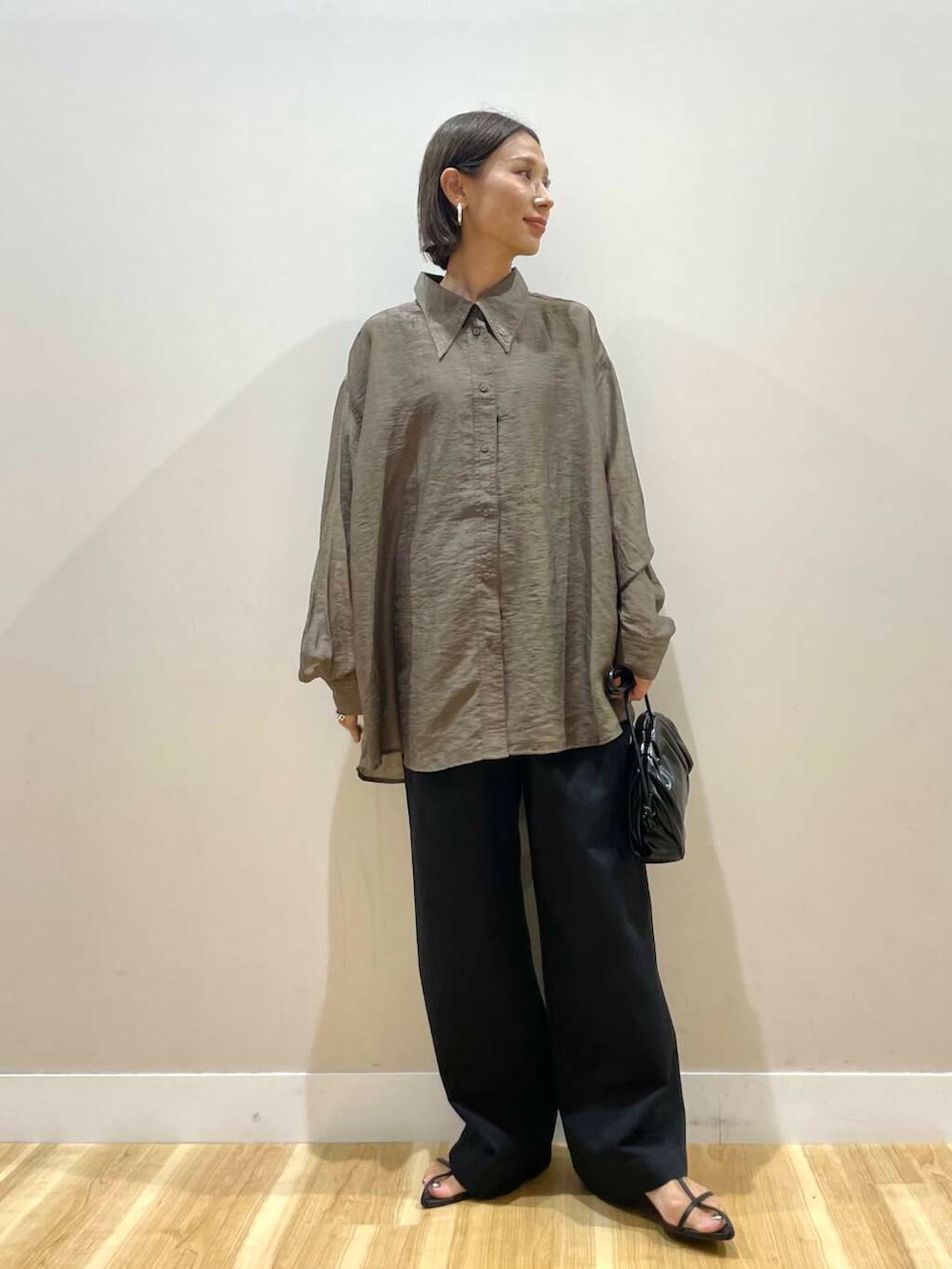 ブラック系のショルダーバッグ、ブラック系のタンクトップ、ブラウン系のシャツ/ブラウスを着用したレディースの秋コーディネートの5枚目の写真