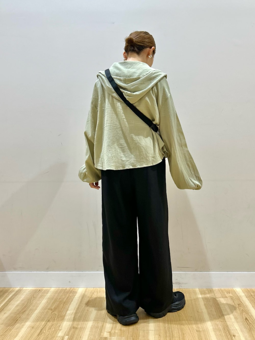 グリーン系のシャツ/ブラウス、ホワイト系のTシャツ/カットソー、ホワイト系のショルダーバッグを着用したレディースの夏コーディネートの3枚目の写真