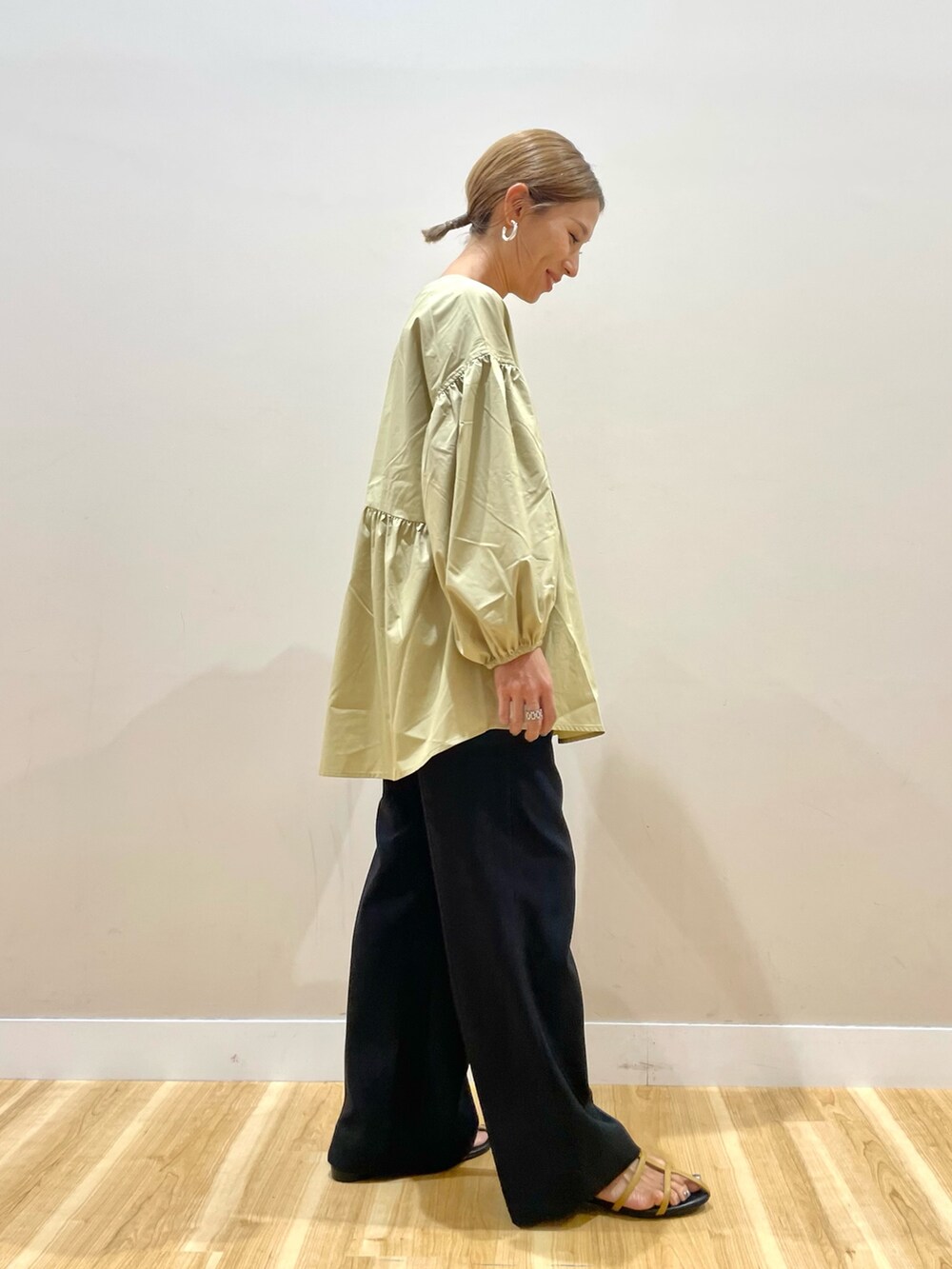 ベージュ系のシャツ/ブラウス、ブラック系のその他パンツを着用したレディースの夏コーディネートの3枚目の写真