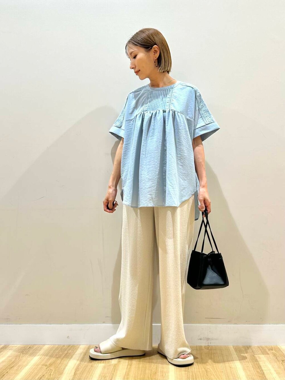 ホワイト系のサンダル、ブルー系のシャツ/ブラウス、ホワイト系のその他パンツを着用したレディースの夏コーディネートの4枚目の写真