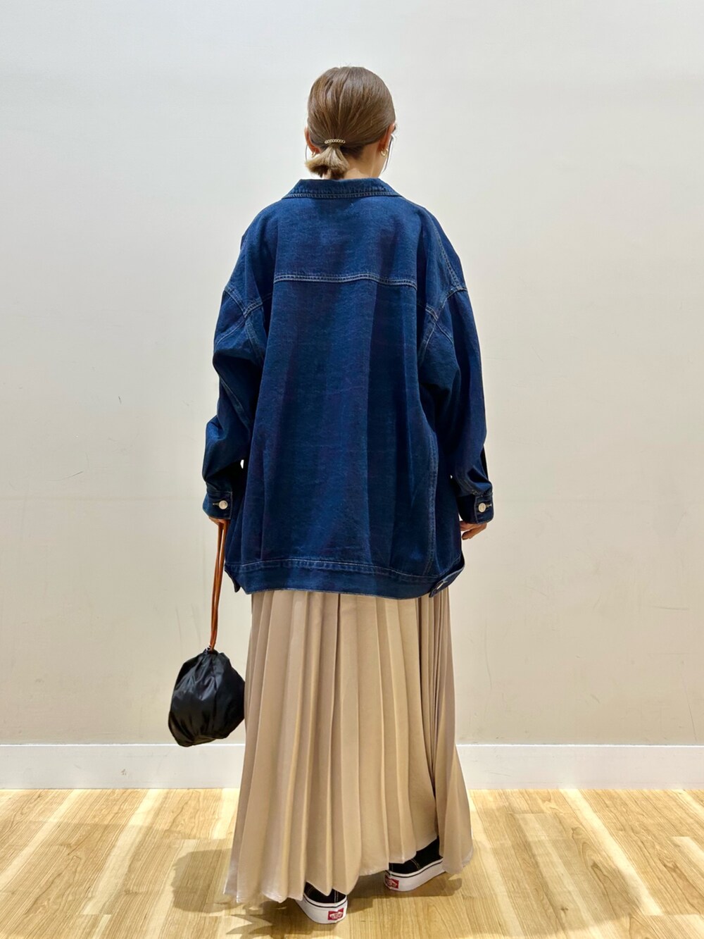 ブルー系のその他アウター、ブルー系のTシャツ/カットソー、ベージュ系のスカートを着用したレディースの秋コーディネートの3枚目の写真