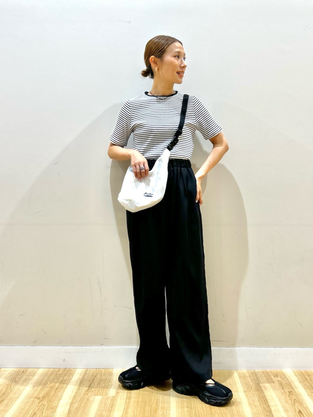 グリーン系のシャツ/ブラウス、ホワイト系のTシャツ/カットソー、ホワイト系のショルダーバッグを着用したレディースの夏コーディネートの5枚目の写真