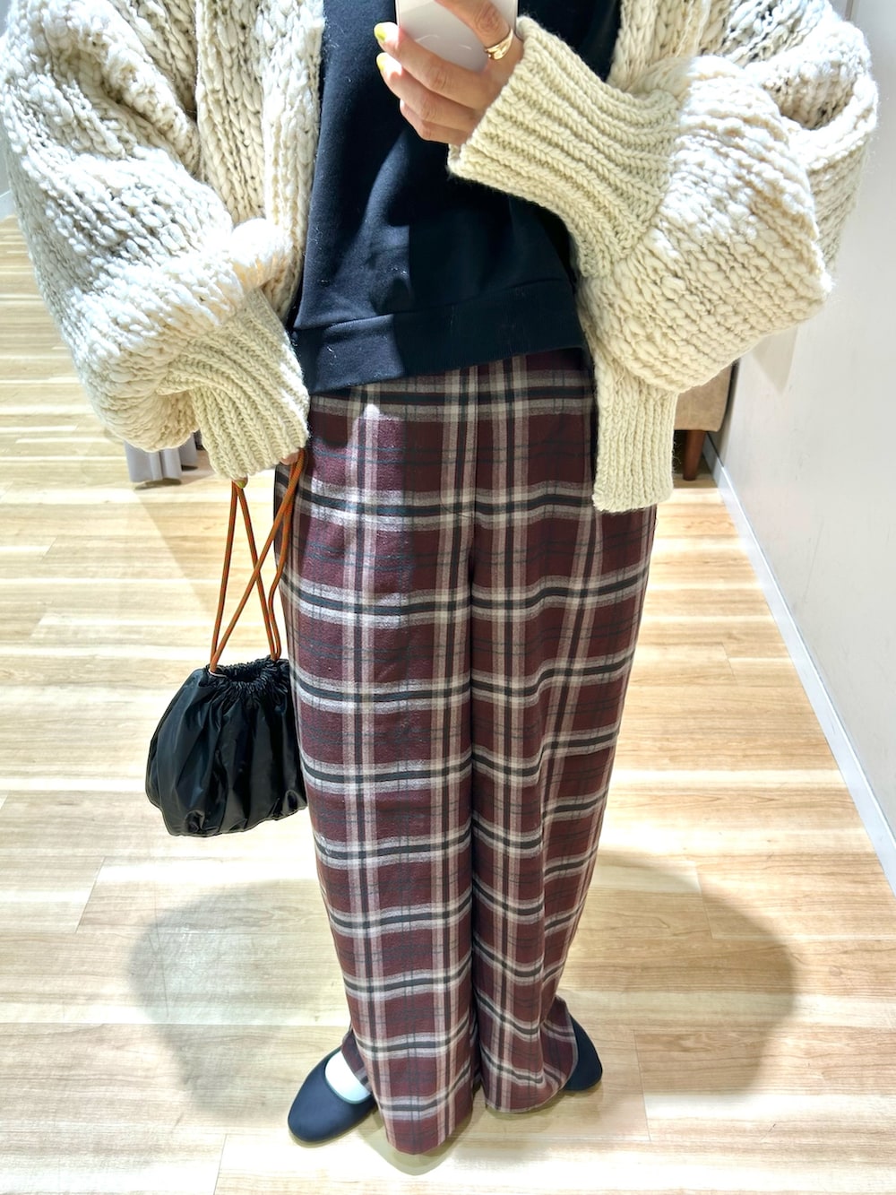 ホワイト系のカーディガン/ボレロ、ブラック系のスウェット、レッド系のその他パンツを着用したレディースの冬コーディネートの5枚目の写真