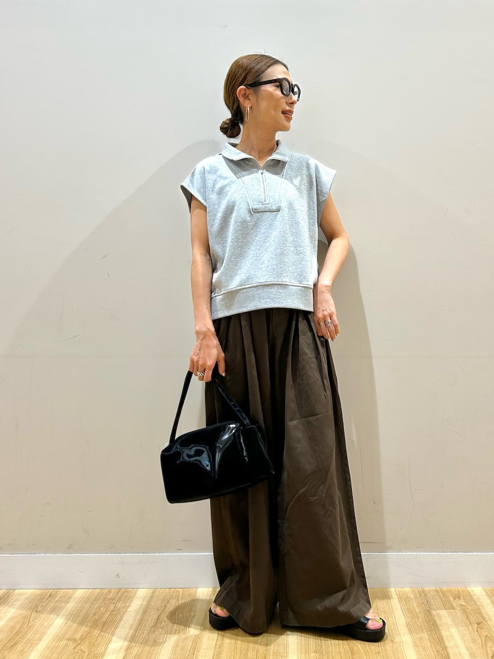 グレー系のスウェット、ブラウン系のその他パンツ、ブラック系のトートバッグを着用したレディースの夏コーディネートの4枚目の写真