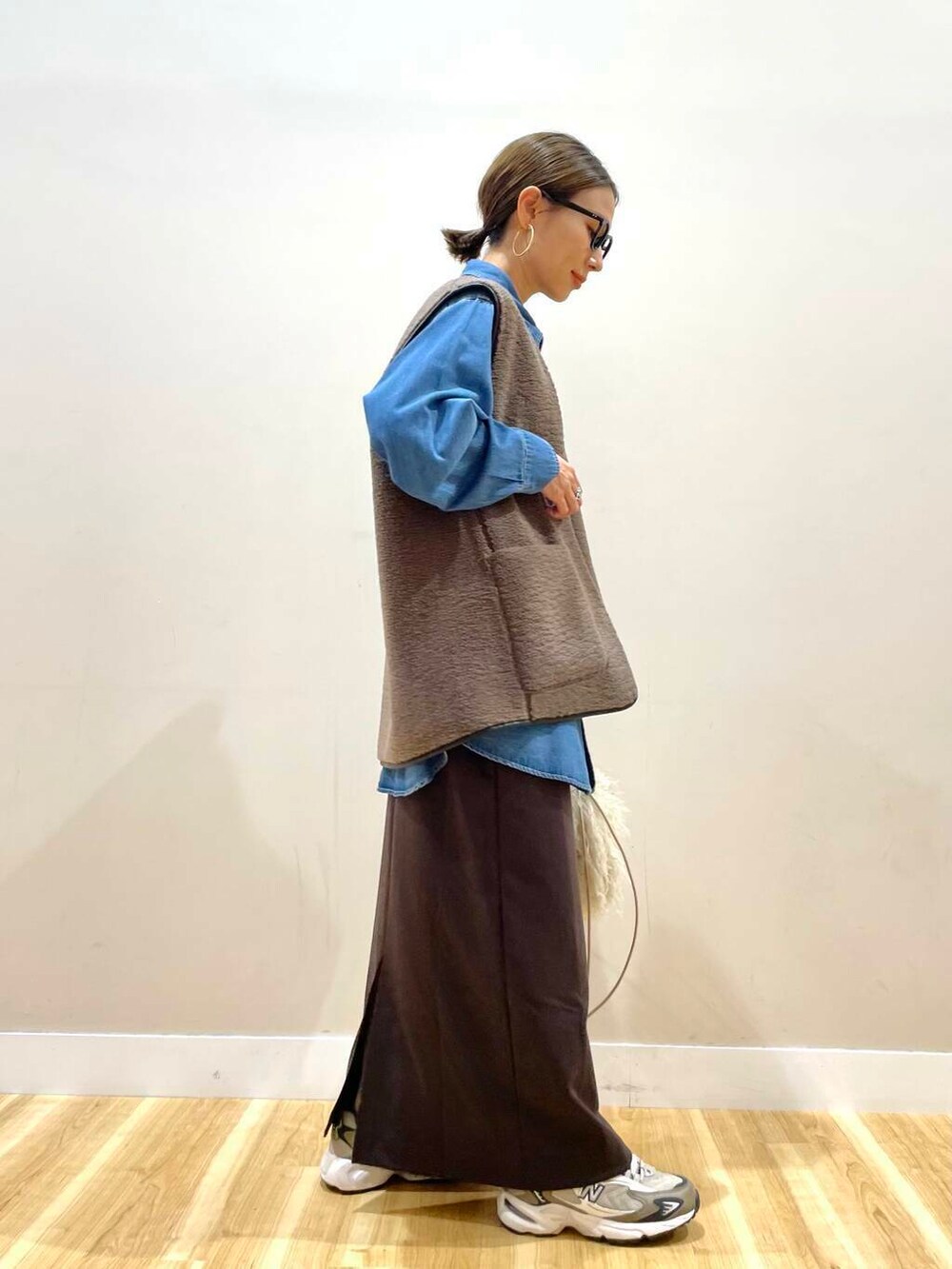 ベージュ系のショルダーバッグ、ブルー系のシャツ/ブラウス、ブラウン系のその他アウターを着用したレディースの秋コーディネートの3枚目の写真