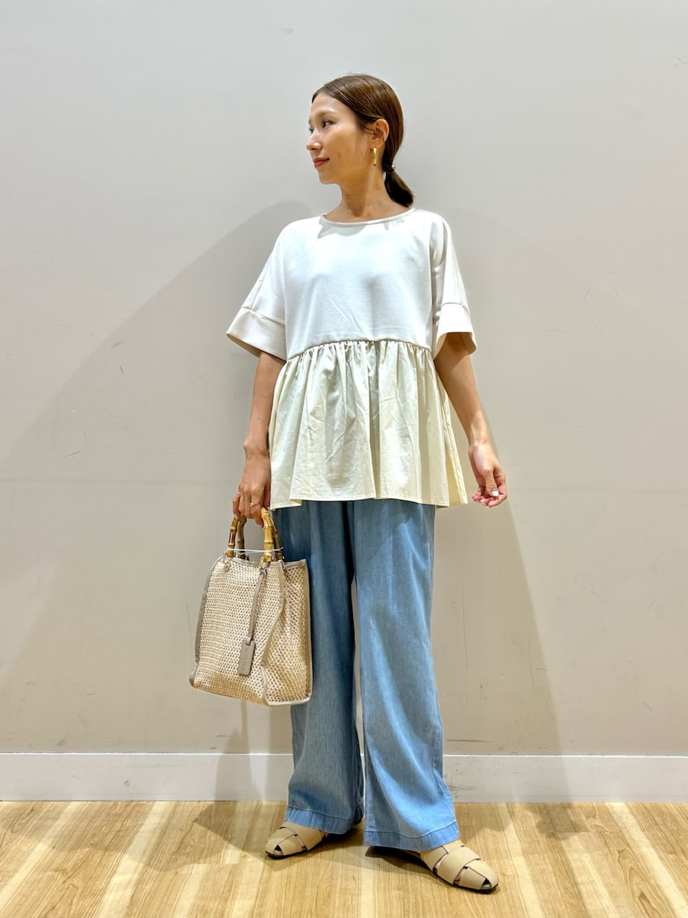 ホワイト系のTシャツ/カットソー、ブルー系のデニムパンツ、ベージュ系のサンダルを着用したレディースの夏コーディネートの5枚目の写真