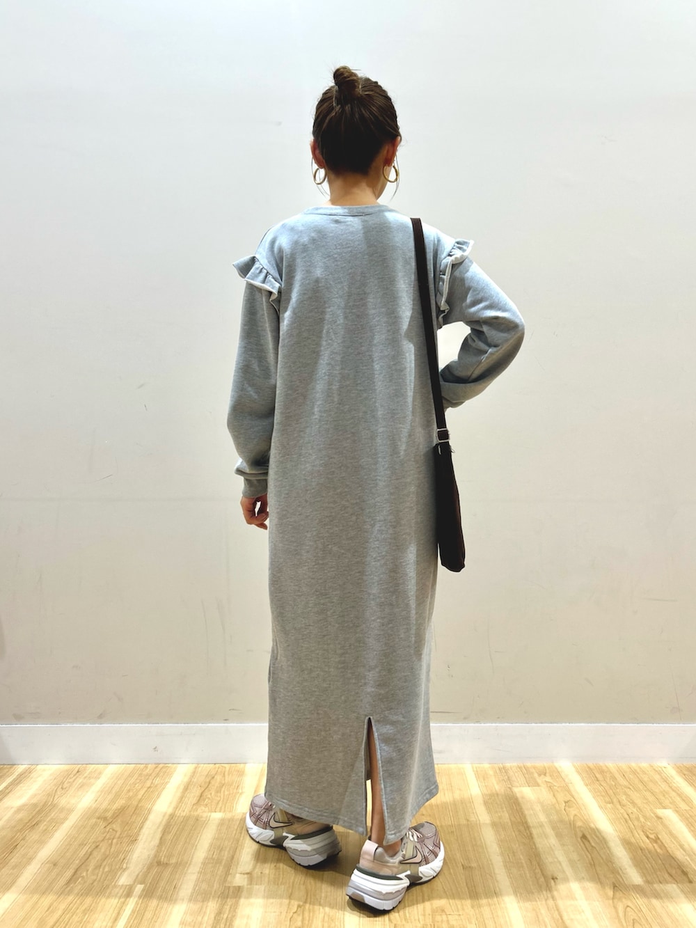 グリーン系のモッズコート、グレー系のワンピース、ブラウン系のショルダーバッグを着用したレディースの春コーディネートの6枚目の写真