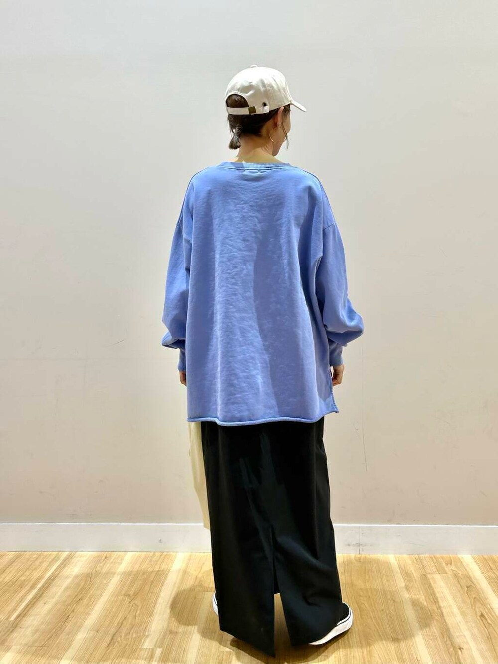 ブラック系のスニーカー、ホワイト系のトートバッグ、ブラック系のデニムジャケットを着用したレディースの春コーディネートの9枚目の写真