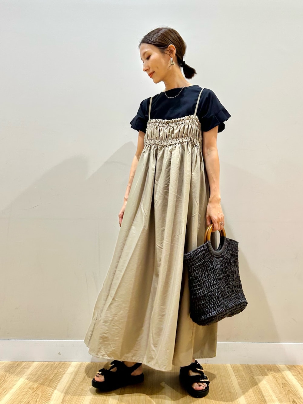 ブラック系のTシャツ/カットソー、ベージュ系のワンピースを着用したレディースの夏コーディネートの5枚目の写真