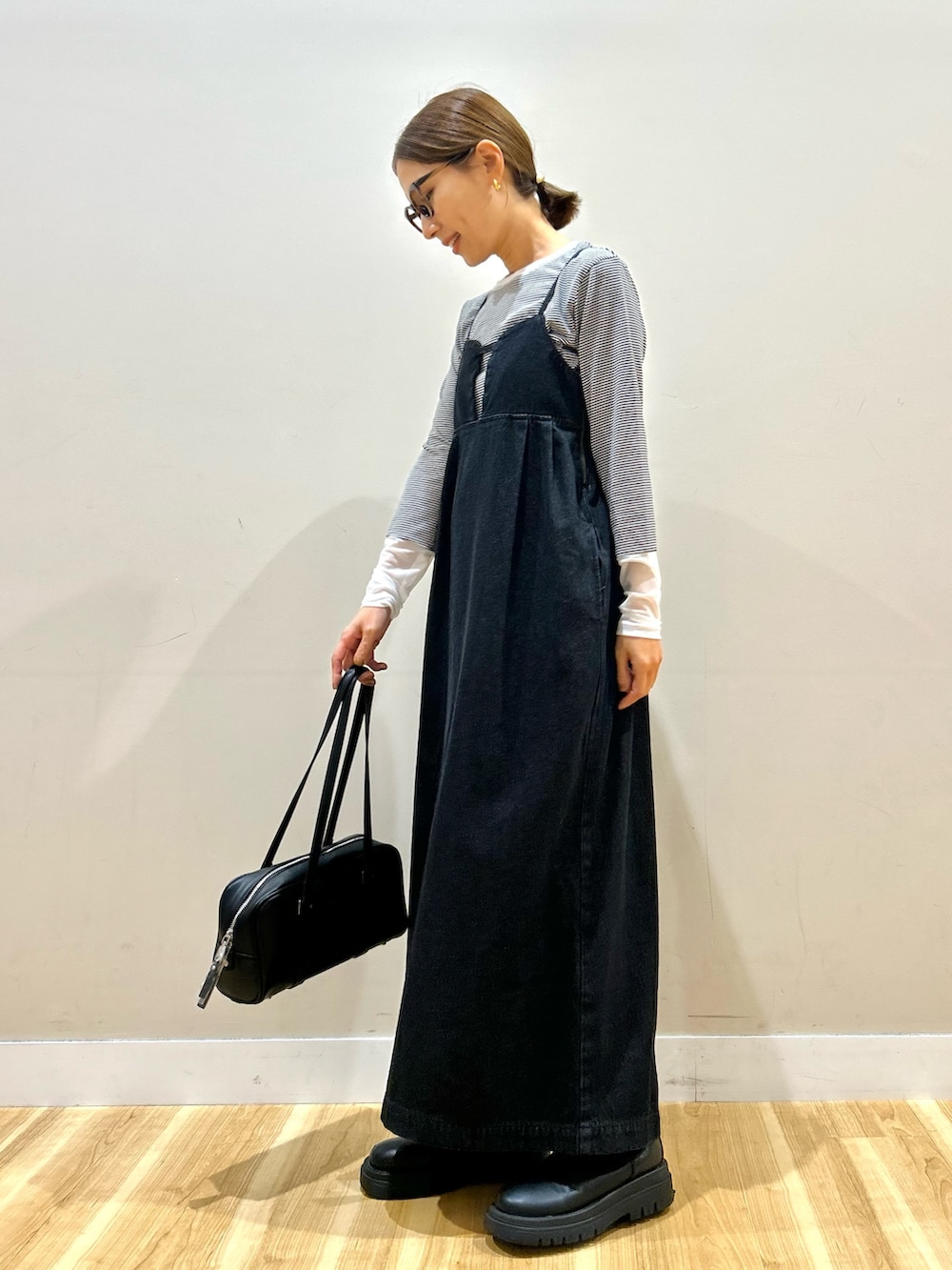 ベージュ系のその他アウター、ホワイト系のTシャツ/カットソー、ブラック系のワンピースを着用したレディースの秋コーディネートの5枚目の写真