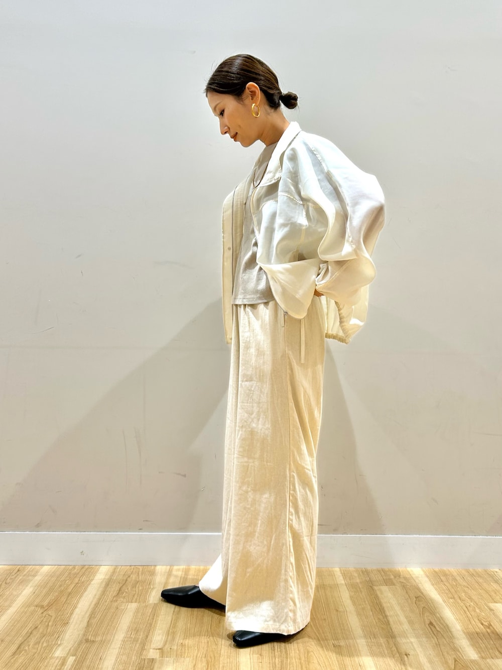 ベージュ系のTシャツ/カットソー、ベージュ系のその他パンツ、その他のショルダーバッグを着用したレディースの春コーディネートの2枚目の写真