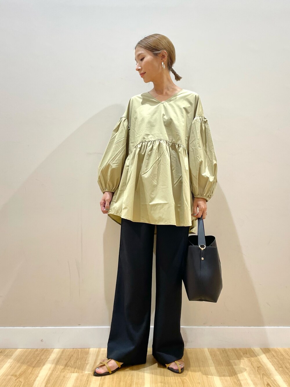 ベージュ系のシャツ/ブラウス、ブラック系のその他パンツを着用したレディースの夏コーディネートの6枚目の写真