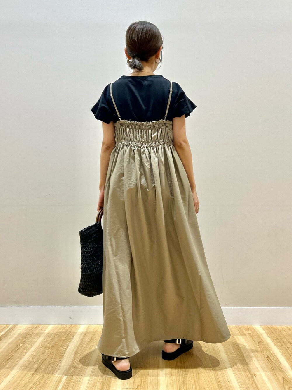 ブラック系のTシャツ/カットソー、ベージュ系のワンピースを着用したレディースの夏コーディネートの3枚目の写真