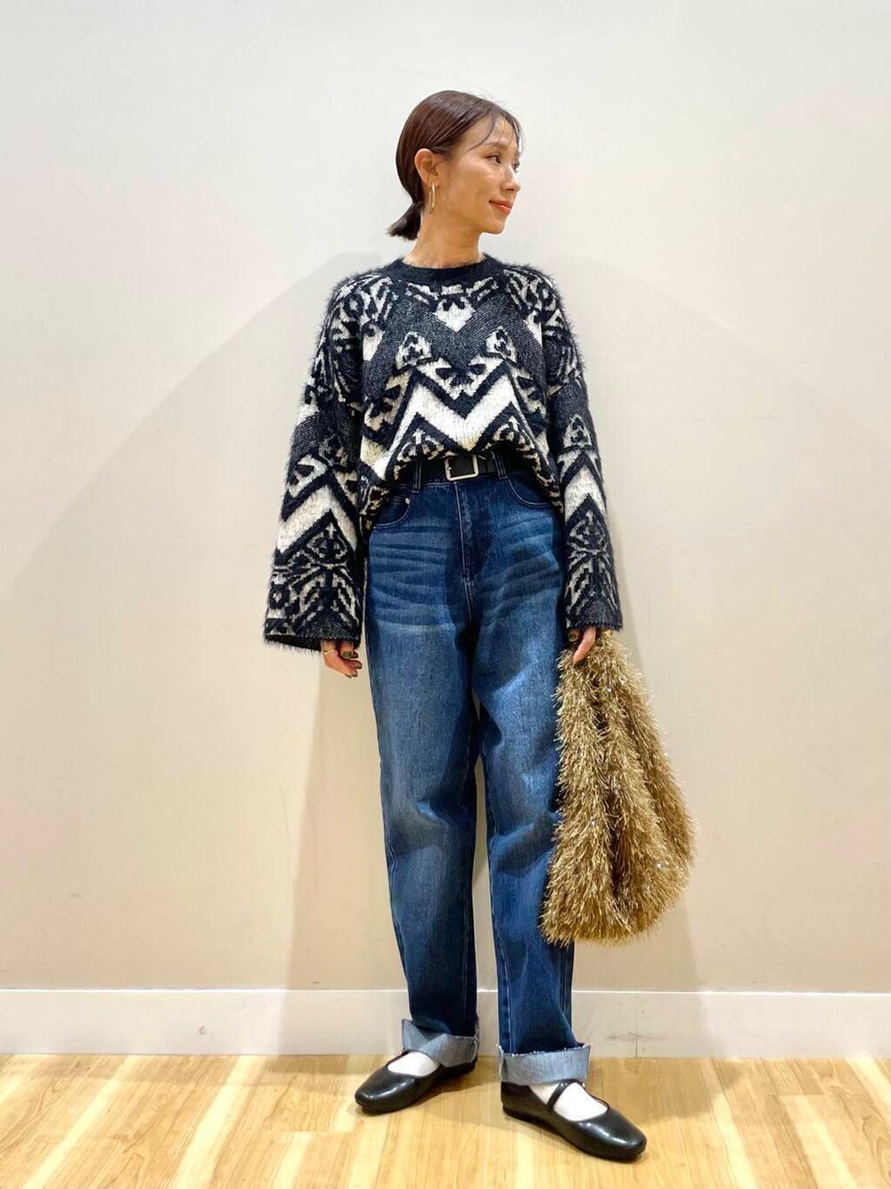 ブラック系のパンプス、ブルー系のデニムパンツ、グレー系のその他アウターを着用したレディースの冬コーディネートの8枚目の写真