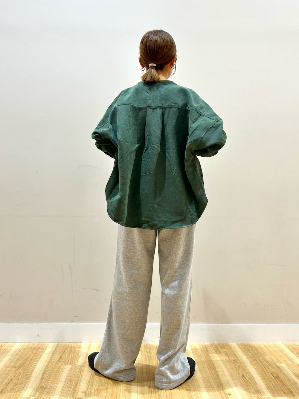 グリーン系のシャツ/ブラウス、ホワイト系のTシャツ/カットソー、グレー系のその他パンツを着用したレディースの秋コーディネートの3枚目の写真