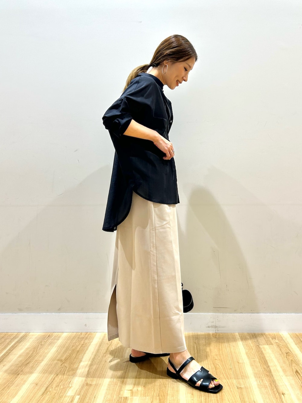 ブラック系のシャツ/ブラウス、ベージュ系のタンクトップ、ベージュ系のスカートを着用したレディースの夏コーディネートの2枚目の写真