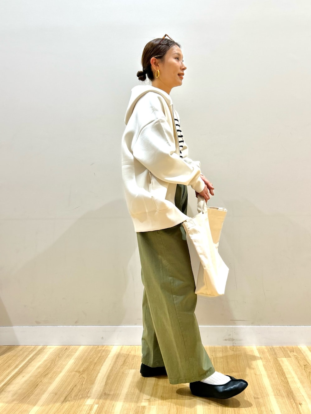 ブラック系のその他アウター、その他のニット/セーター、グリーン系のその他パンツを着用したレディースの冬コーディネートの5枚目の写真