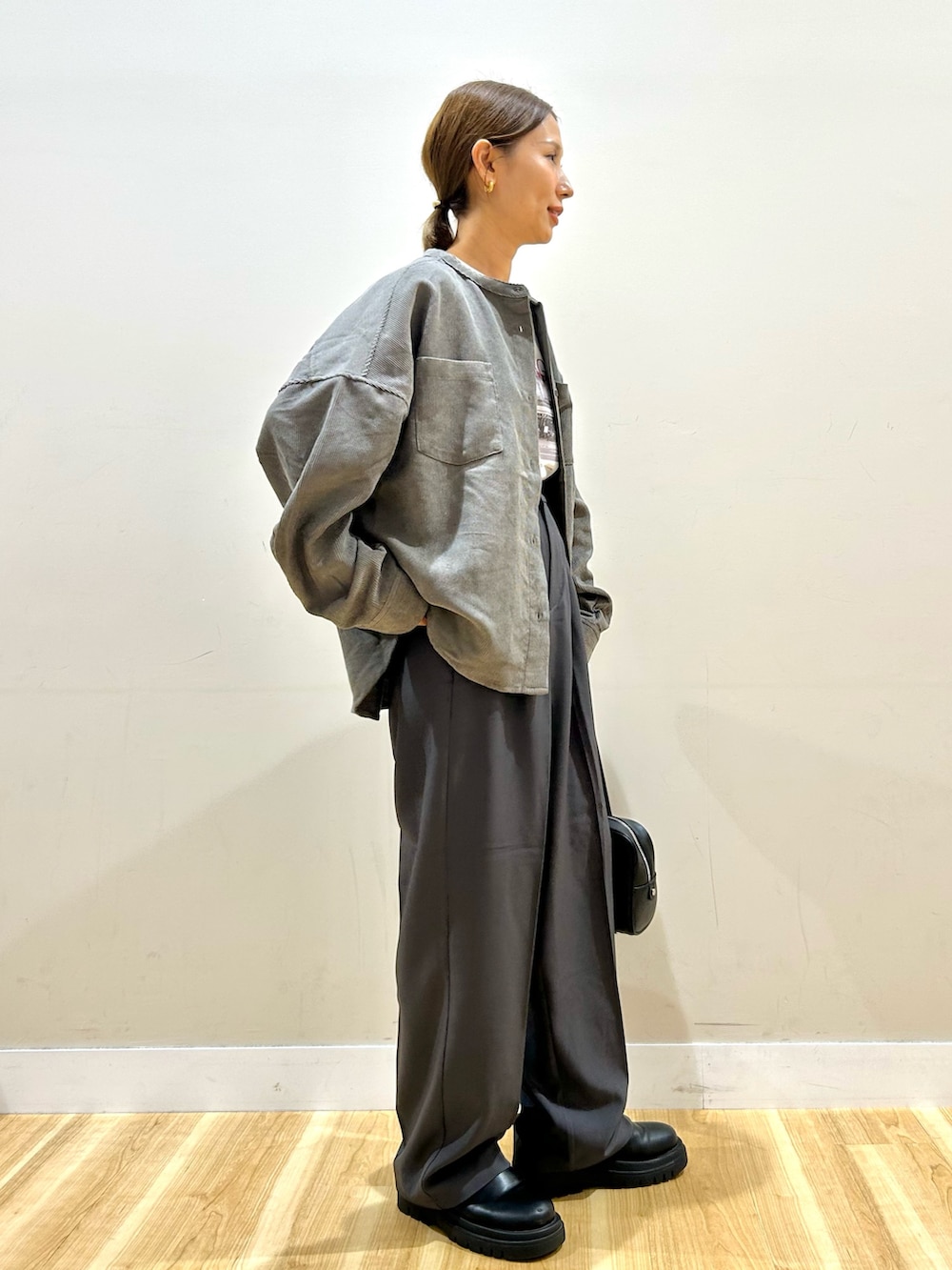 グレー系のその他パンツ、ブラック系のボストンバッグ、ホワイト系のTシャツ/カットソーを着用したレディースの秋コーディネートの2枚目の写真