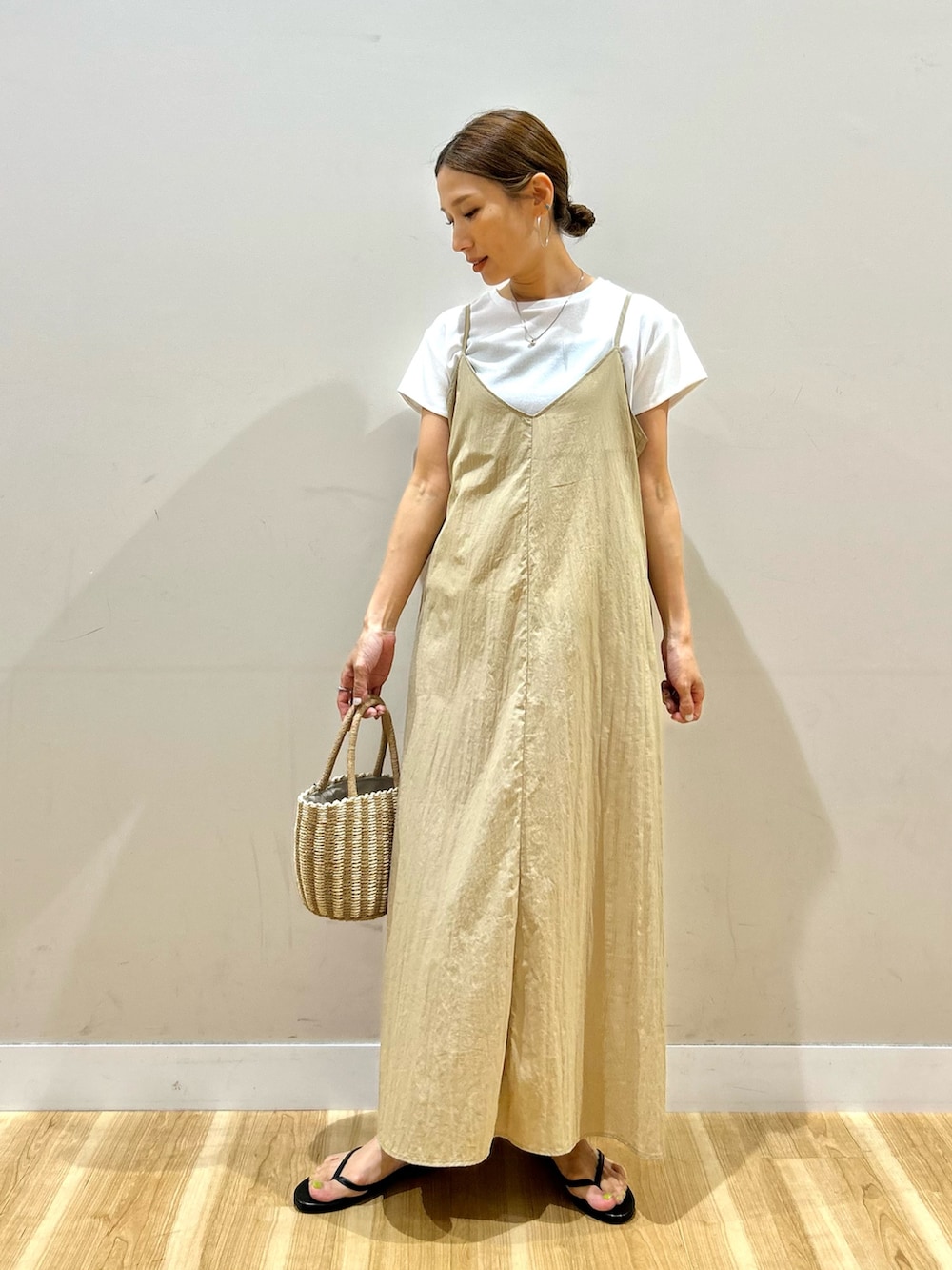 ブルー系のシャツ/ブラウス、ベージュ系のワンピース、グレー系のハンドバッグを着用したレディースの夏コーディネートの5枚目の写真