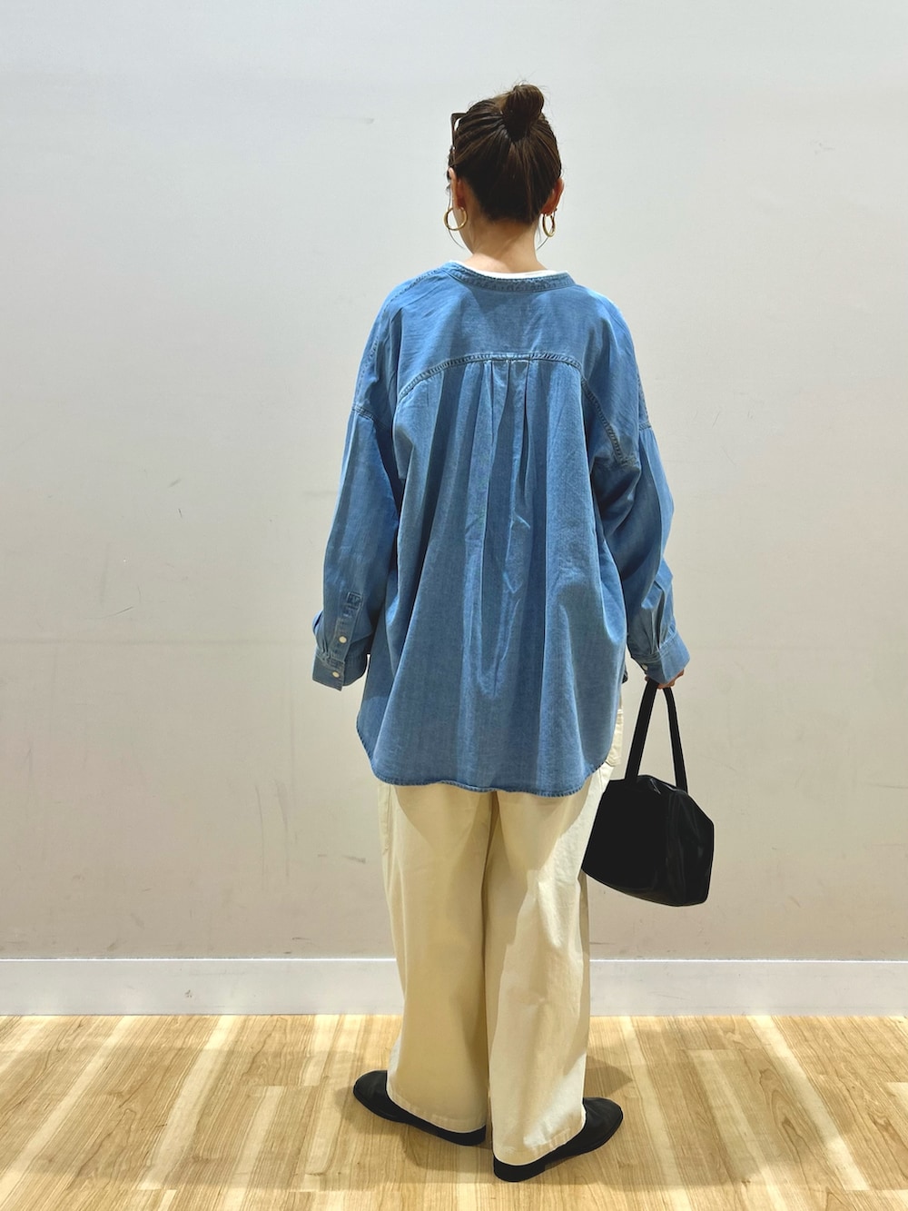 グリーン系のモッズコート、ブルー系のシャツ/ブラウス、ベージュ系のTシャツ/カットソーを着用したレディースの春コーディネートの7枚目の写真