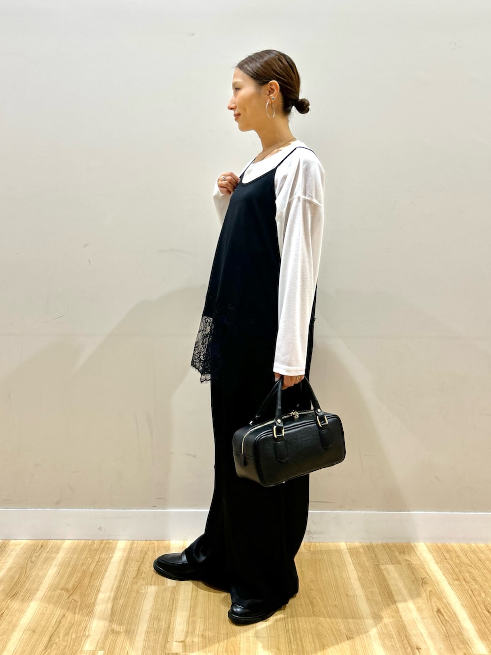 ブラウン系のデニムジャケット、ホワイト系のTシャツ/カットソー、ブラック系のその他パンツを着用したレディースの秋コーディネートの7枚目の写真