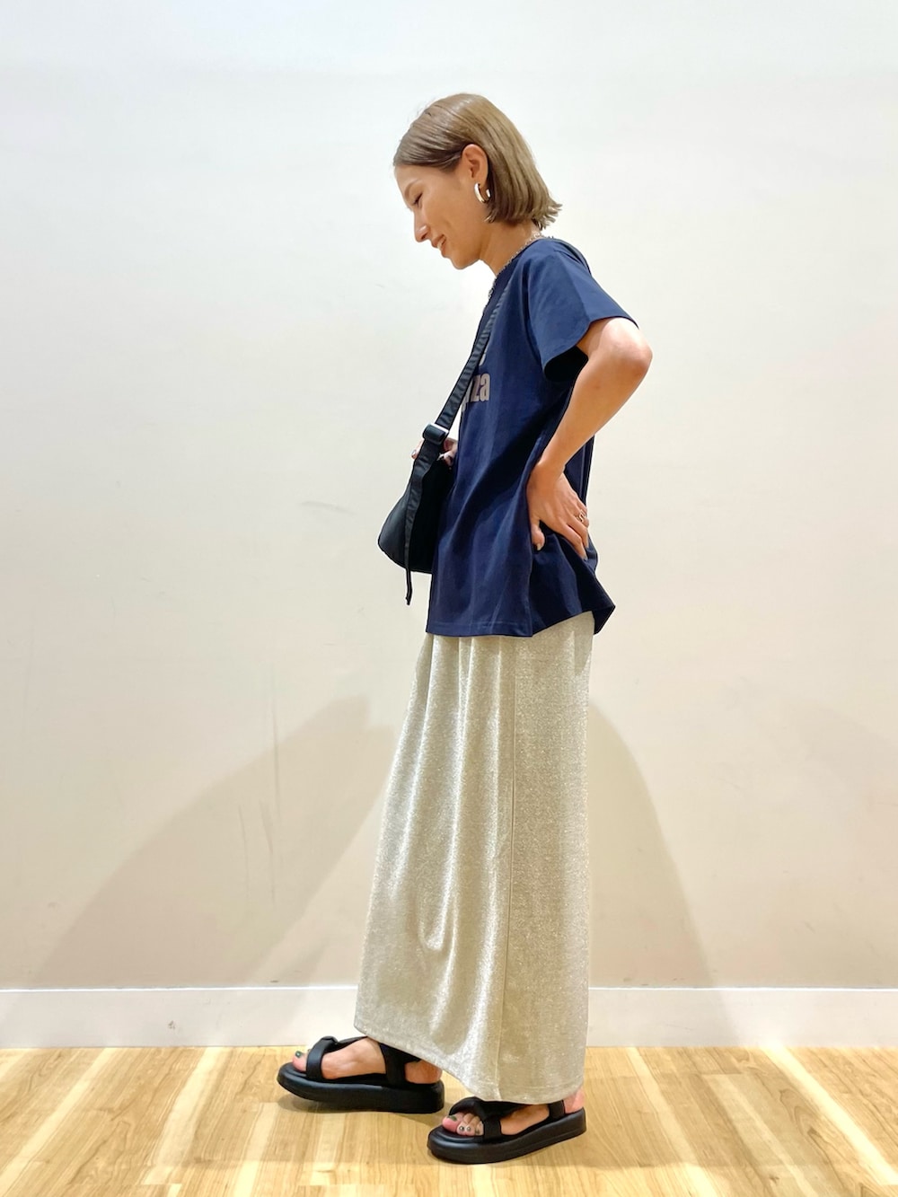 ブルー系のTシャツ/カットソー、ベージュ系のスカート、ブルー系のデニムパンツを着用したレディースの夏コーディネートの2枚目の写真