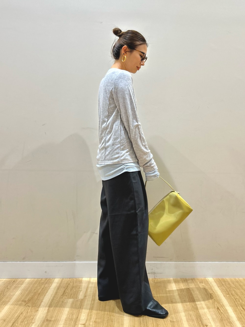 ホワイト系のブルゾン、グレー系のTシャツ/カットソー、グレー系のその他パンツを着用したレディースの春コーディネートの5枚目の写真