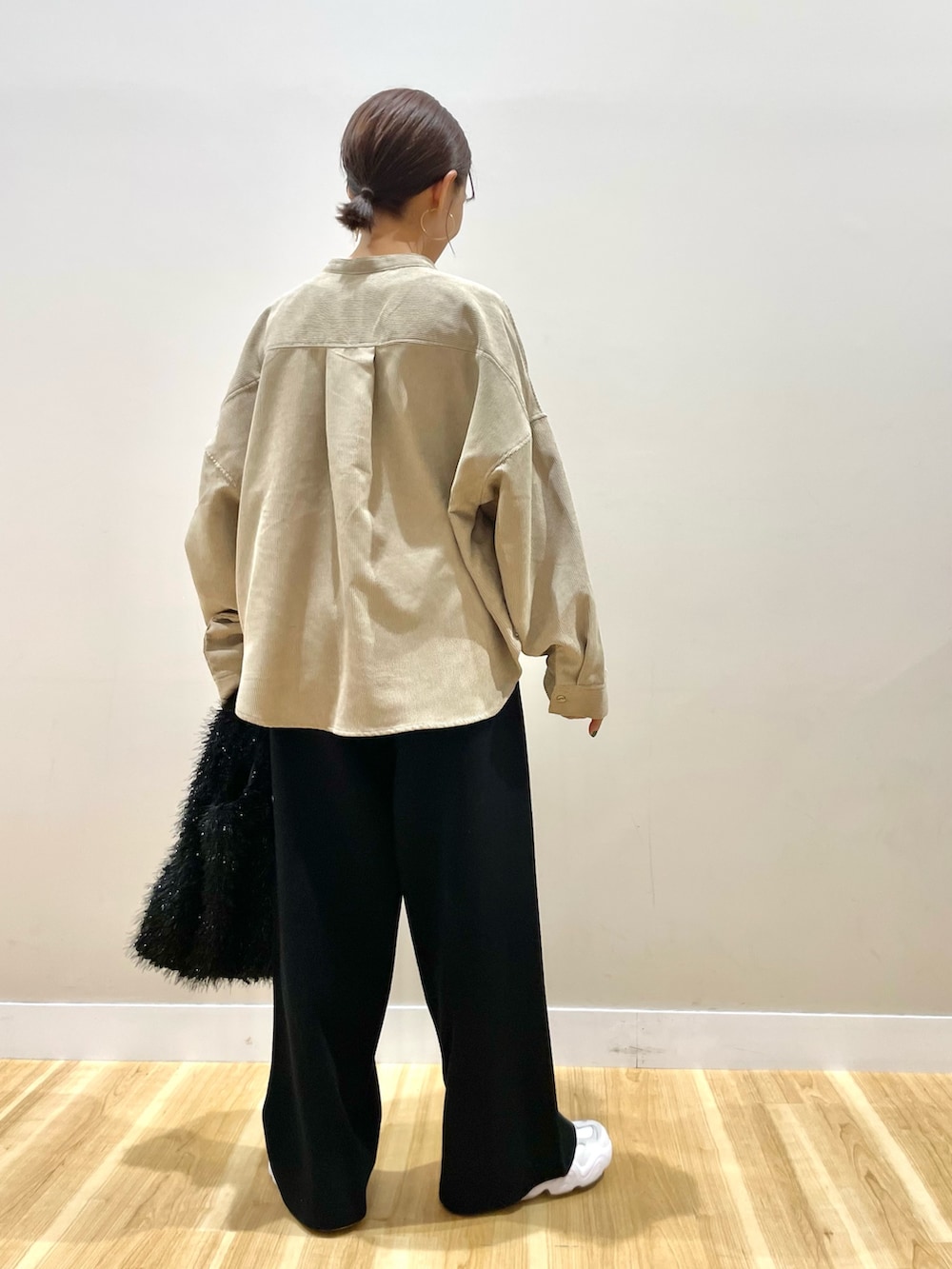 ブラック系のダウンジャケット/コート、ベージュ系のTシャツ/カットソー、ブラック系のその他パンツを着用したレディースの冬コーディネートの7枚目の写真