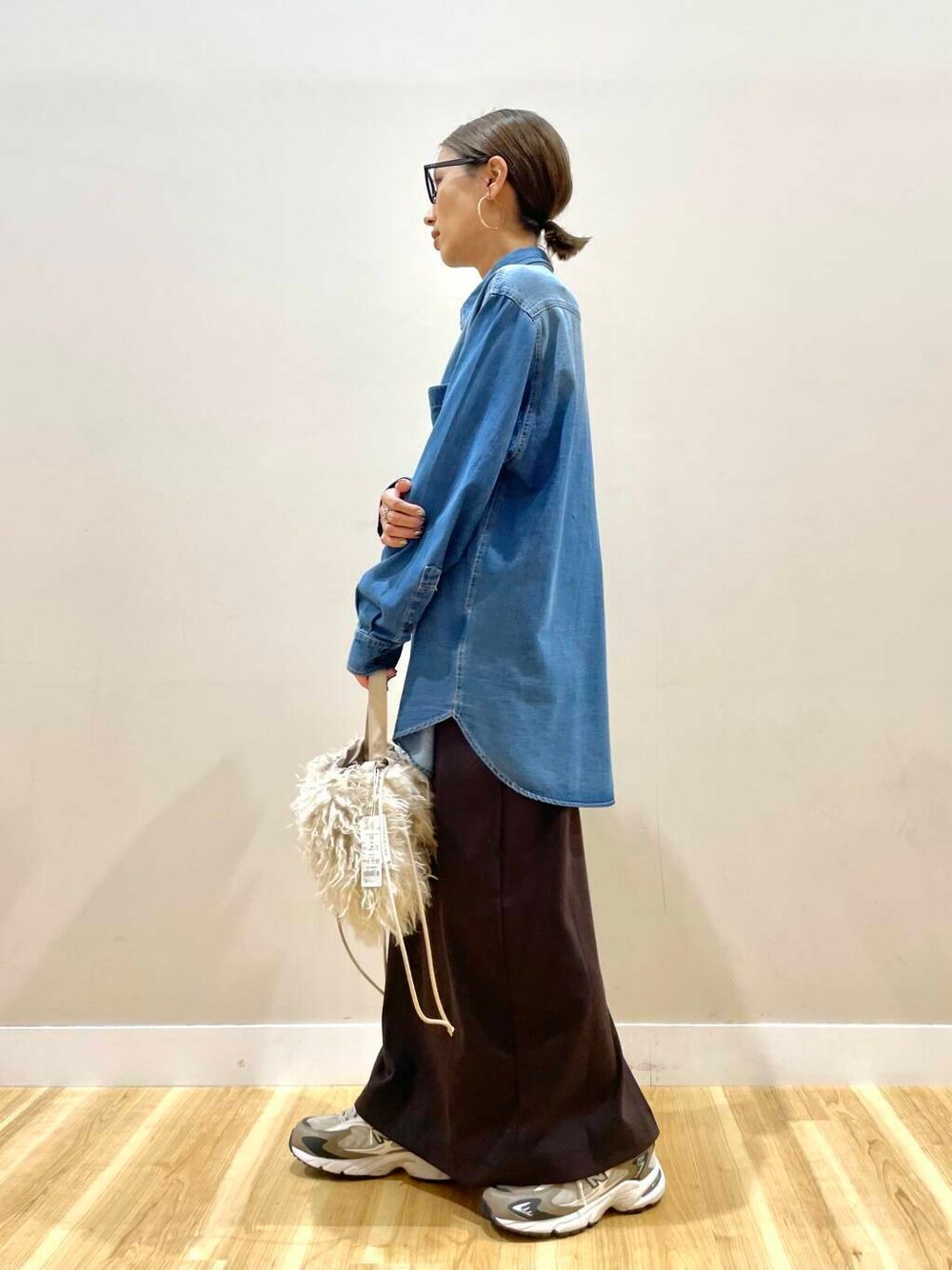 ベージュ系のショルダーバッグ、ブルー系のシャツ/ブラウス、ブラウン系のその他アウターを着用したレディースの秋コーディネートの9枚目の写真