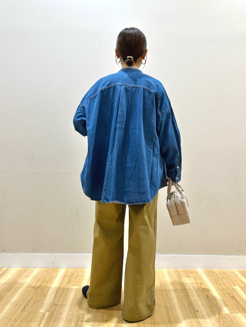 ブルー系のシャツ/ブラウス、ブラック系のダウンジャケット/コート、その他のニット/セーターを着用したレディースの冬コーディネートの7枚目の写真